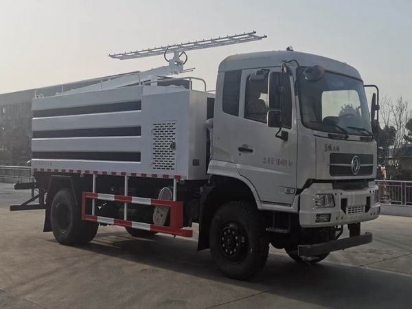 東風(fēng)四驅(qū)光伏板清洗車，8方水罐