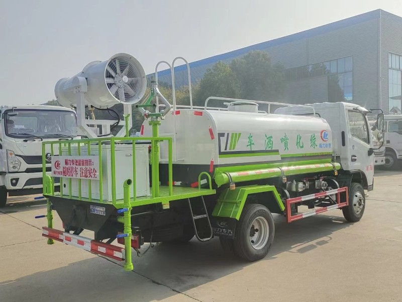 小多利卡5噸綠化噴灑車，30米打藥車